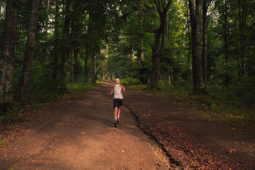 Les Bienfaits Psychologiques de Courir en Pleine Nature